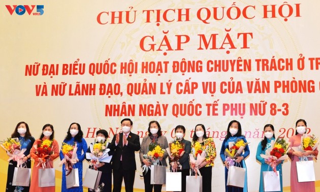 Vuong Dinh Huê: les femmes députées contribuent activement au renouvellement des activités parlementaires