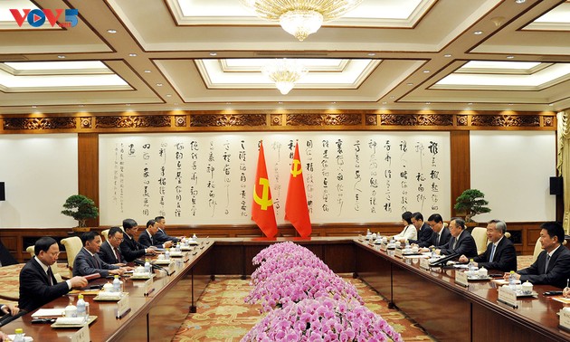 Renforcement de la coopération entre les partis communistes vietnamien et chinois