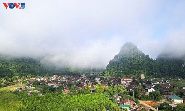 Tân Hoá reçoit son certificat de Meilleur village touristique mondial de l'année 2023 par l'OMT