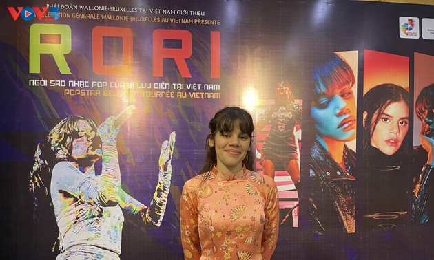 La pop star belge Rori au Vietnam