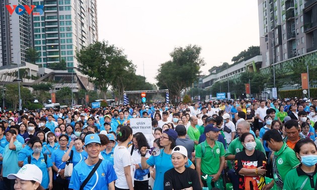 Près de 10.000 participants à la marche 'Pour la santé des travailleurs' à Hô Chi Minh-Ville