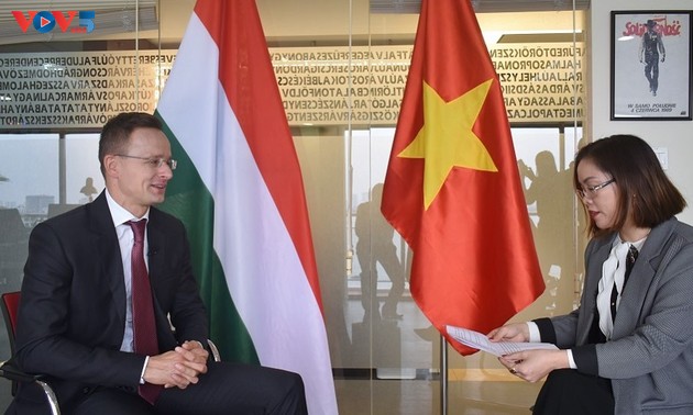 Bộ trưởng Ngoại giao và Kinh tế đối ngoạii Hungary đánh giá cao quan hệ hợp   tác hữu nghị tốt đẹp với Việt Nam