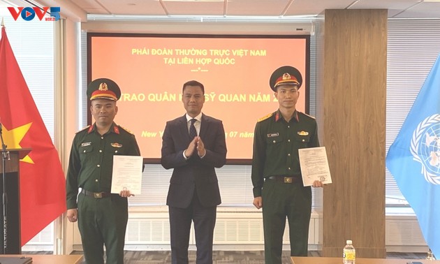 Vietnamese officers working at UN awarded military ranks