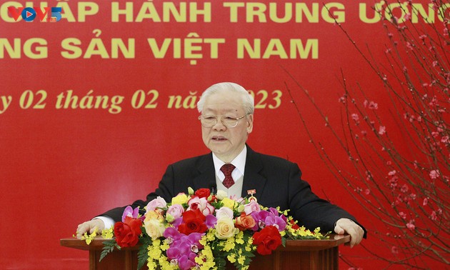 Церемония вручения знака «55 лет членства в Партии» генсеку ЦК КПВ Нгуен Фу Чонгу