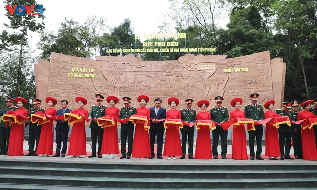 Khánh thành Bức phù điêu “Chủ tịch Hồ Chí Minh nói chuyện với cán bộ, chiến sỹ Đại đoàn quân tiên phong”