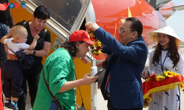 Провинция Кханьхоа встретила первых туристов, прибывших из Казахстана прямым рейсом