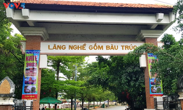 អញ្ជើញទស្សនាភូមិកុលាលភាជន៍ Bau Truc ខេត្ត Ninh Thuan