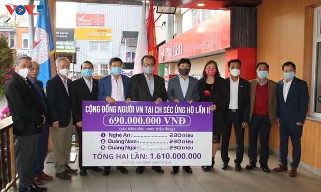 Hội người Việt Nam tại Czech trao tiền quyên góp ủng hộ cho đồng bào miền Trung