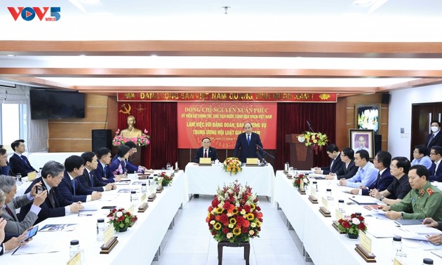 President Nguyen Xuan Phuc works with the Vietnam Lawyers Association