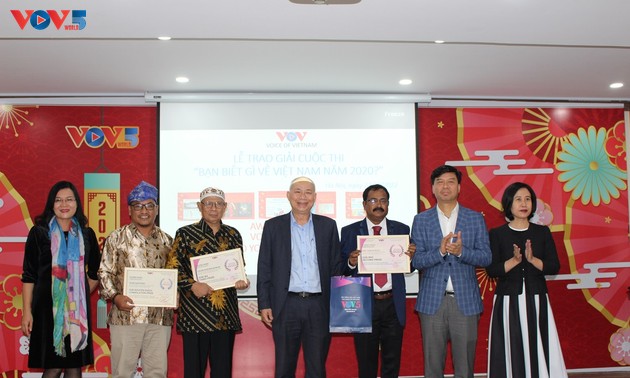 Awards presented to winners of VOV’s 2020 “What do you know about Vietnam?” contest