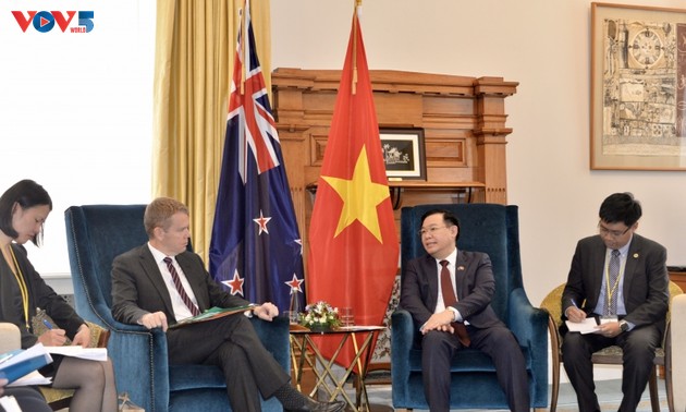 Parlamentspräsident Vuong Dinh Hue empfängt Vertreter des Außenausschusses und des Bildungsministeriums Neuseelands