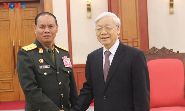 越南和老挝军队为培育并推动越老特殊团结关系不断发展做出贡献