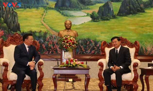  老挝党和国家领导人高度评价河内和万象的密切合作关系