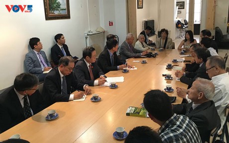  Vizeparlamentspräsident Phung Quoc Hien trifft Vertreter der Vietnamesen in Frankreich