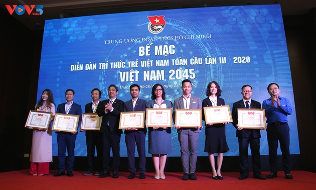 Abschluss des Forums der jungen intellektuellen Vietnamesen weltweit
