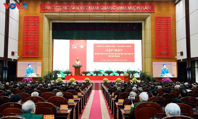 Politische Zentralabteilung des vietnamesischen Militärs organisiert Treffen mit hochrangigen Altoffizieren