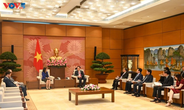 Presidente de la Asamblea Nacional de Vietnam recibe a la embajadora búlgara
