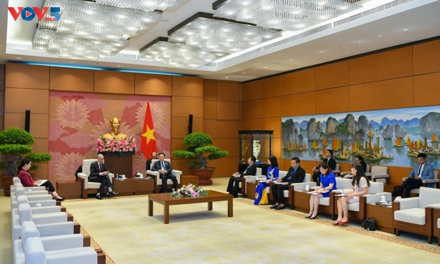 Presidente del Parlamento vietnamita recibe a embajadores de Canadá y Estados Unidos