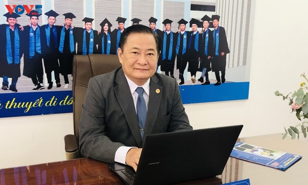 El maestro Huynh Thanh Nha y su afán permanente de educar