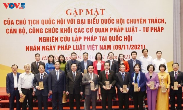 Vuong Dinh Huê rencontre des députés permanents et des juristes