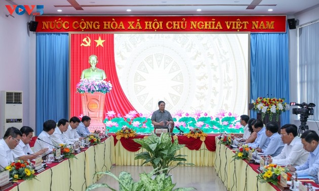 Pham Minh Chinh travaille avec les responsables de la province de Soc Trang