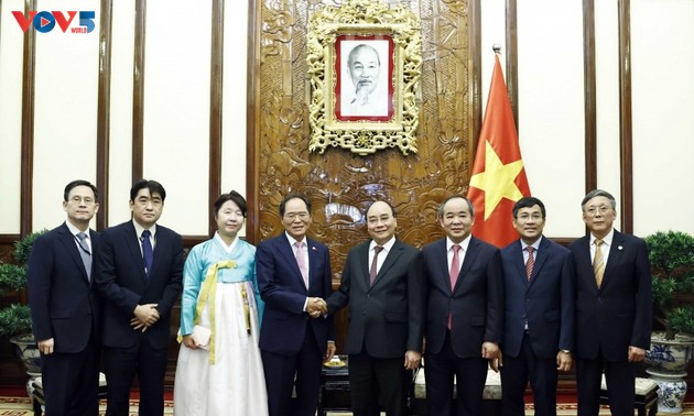 L’ambassadeur sud-coréen Park Noh Wan reçu par Nguyên Xuân Phuc