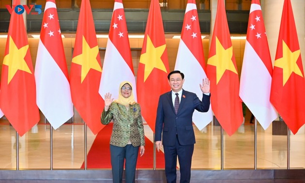 Le Vietnam et Singapour renforcent leur coopération lors des forums multilatéraux