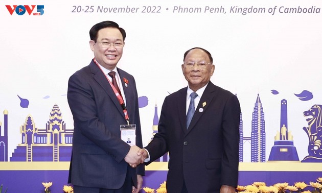 Heng Samrin reçoit les chefs de délégations participant à l’AIPA-43