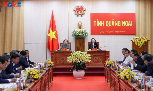 Pham Minh Chinh demande à Quang Ngai d’intégrer les chaînes de valeurs internationales