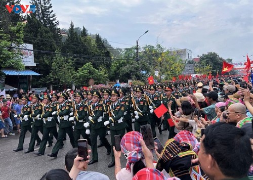 Conmovido y orgulloso por el desfile cívico militar para conmemorar el 70.º aniversario de la victoria de Dien Bien Phu - ảnh 1