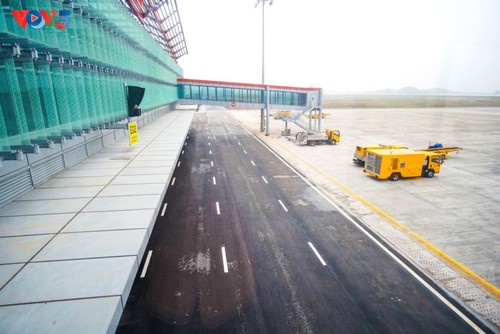 Aeropuerto Internacional de Van Don en funcionamiento - ảnh 14