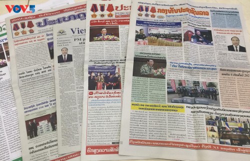 Prensa laosiana destaca gran significado de la visita del presidente de Vietnam - ảnh 1