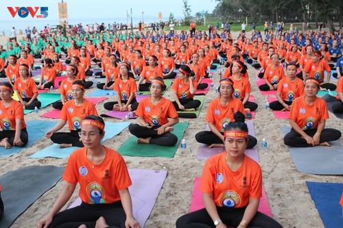 Celebran en Vietnam el Día Internacional del Yoga  - ảnh 1