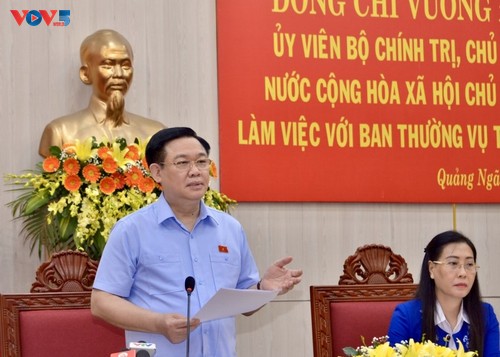 El líder del Legislativo se reúne con los dirigentes principales de Quang Ngai - ảnh 1