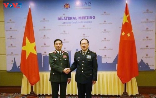 Ministro de Defensa de Vietnam se reúne con homólogos de Camboya y China en Phnom Penh - ảnh 1