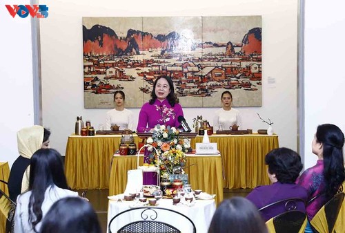 Vicepresidenta de Vietnam destaca el poder blando en la cooperación internacional al reunirse con mujeres diplomáticas - ảnh 1