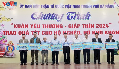 Ayuda económica para los necesitados en Da Nang con motivo del Tet 2024 - ảnh 1