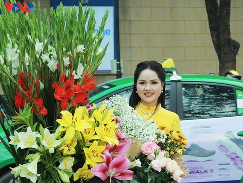 El Ao Dai embellece las calles de Hanói en ambiente festivo del Tet - ảnh 1