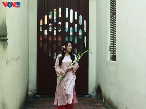 El Ao Dai embellece las calles de Hanói en ambiente festivo del Tet - ảnh 6