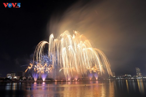 Festival international des feux d'artifice de Dà Nang 2023: La France et l’Italie s’affronteront en finale - ảnh 1