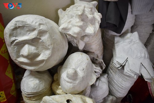 La dernière famille de Hanoi qui confectionne encore des masques en papier mâché  - ảnh 6