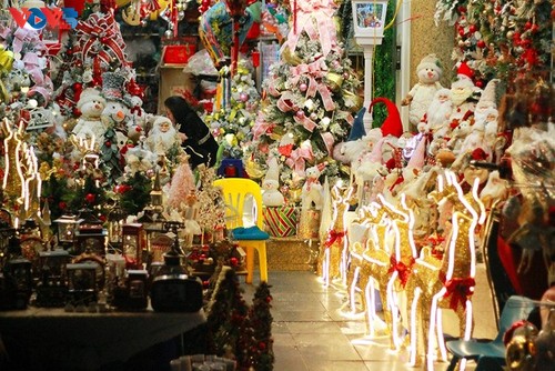 Les illuminations de Noël 2022 à Hanoï  - ảnh 8