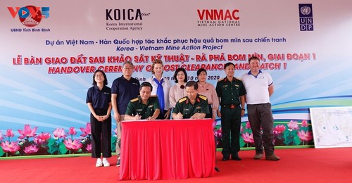UXO-free land handed over to Binh Dinh province - ảnh 1