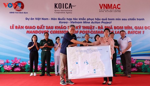UXO-free land handed over to Binh Dinh province - ảnh 2