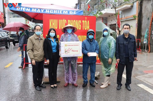 Quang Ninh übergibt Geschenke an Arbeitskräfte und Anti-Corona-Kräfte - ảnh 1