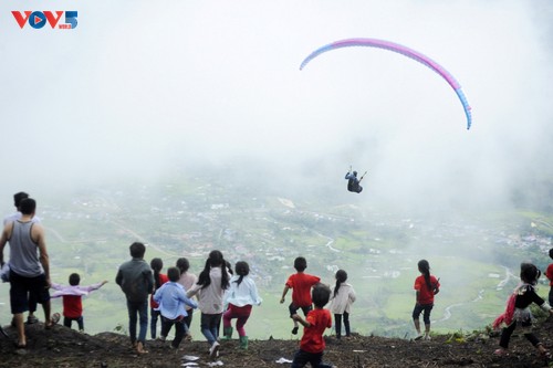 Gleitschirmfliegen-Wettbewerb PuTaleng in der Bergprovinz Lai Chau - ảnh 1