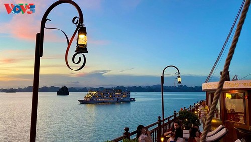 Teluk Ha Long lolos masuk ke Besar 50 Keajaiban  yang paling indah  di dunia - ảnh 9