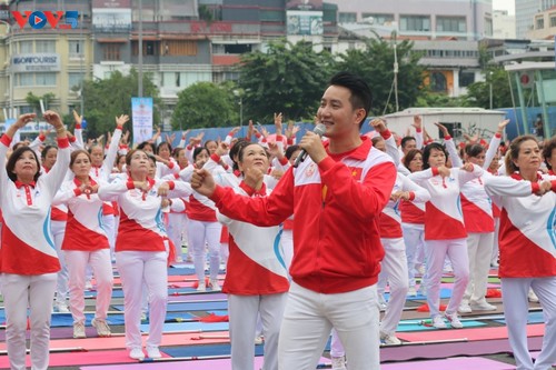 Kaum Lansia Kota Ho Chi Minh Lakukan Pertunjukan Taichi dan Yoga untuk Tegakkan Rekor Vietnam - ảnh 1