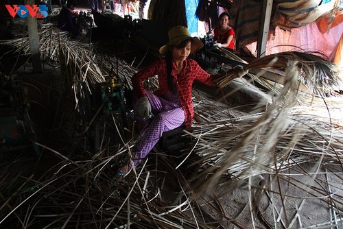Desa Kerajinan Menganyam yang Berusia 100 Tahun di Kota Ho Chi Minh - ảnh 4