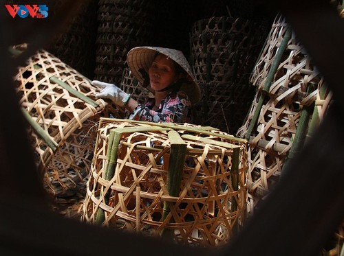 Desa Kerajinan Menganyam yang Berusia 100 Tahun di Kota Ho Chi Minh - ảnh 8